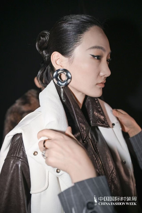 胡瑩瑩的精神內(nèi)核&ldquo;ARTEMIS&middot;自由悅己&rdquo;  設計師品牌Y2FREEDOM秋冬系列北京綻放