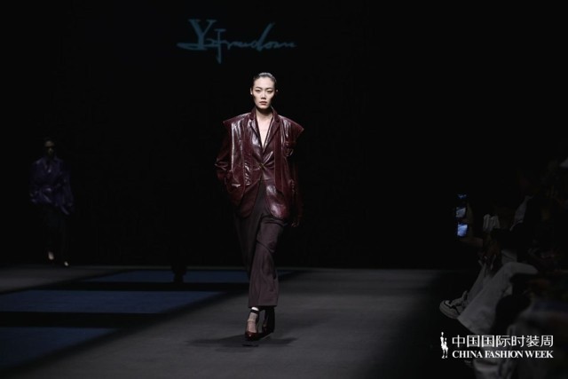 胡瑩瑩的精神內(nèi)核&ldquo;ARTEMIS&middot;自由悅己&rdquo;  設計師品牌Y2FREEDOM秋冬系列北京綻放