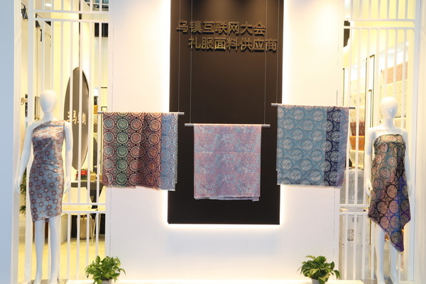 潮涌鵬城，開啟時(shí)尚 &ldquo;超鏈接&rdquo;丨第30屆FASHION SOURCE時(shí)尚之源深圳展、AW25深圳原創(chuàng)時(shí)裝周盛大啟幕