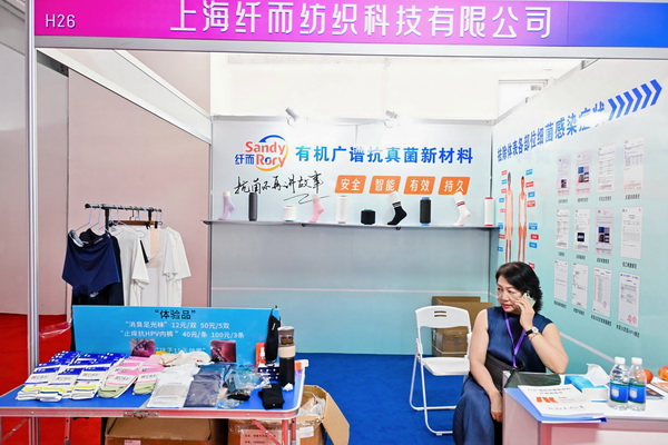 71K 有 機(jī) 廣 譜 抗 菌材 料 ， 是 將 抗 菌 母 粒 與 普 通 尼 龍 母 粒 熔融 后 ， 在 生 產(chǎn) 時(shí) 形 成 不 同 濃 度 的 長(zhǎng) 絲 或短 纖 ， 按 不 同 需 求 比 例,將 其 混 紡 或 直 接噴 絲,應(yīng) 用 在 針 織 、 梭 織 或 無(wú) 紡 布 等 貼 膚 類 產(chǎn) 品 中,起 到滅菌、防霉、消 臭 的 效 果，71K不含銀、銅、鋅、鉛、鋇等重 金 屬 和 納 米 級(jí) 材料，屬 有 機(jī)(高分子化合物)&ldquo;非溶出型&rdquo;的安 全 抗 菌 材 料。