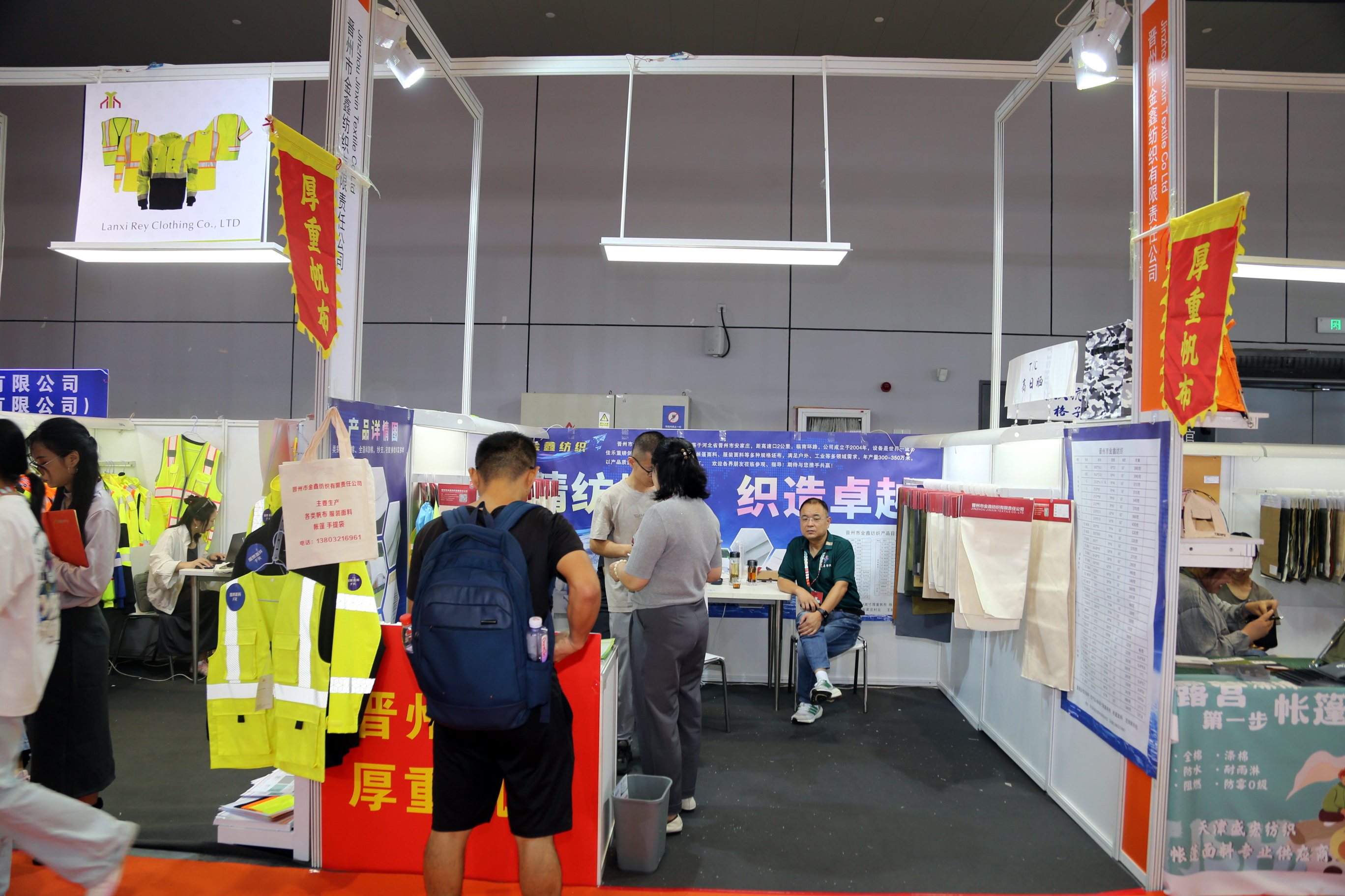 40余家石家莊紡服企業(yè)齊聚滬上，成為中紡聯(lián)秋季聯(lián)展上靚麗的風(fēng)景線