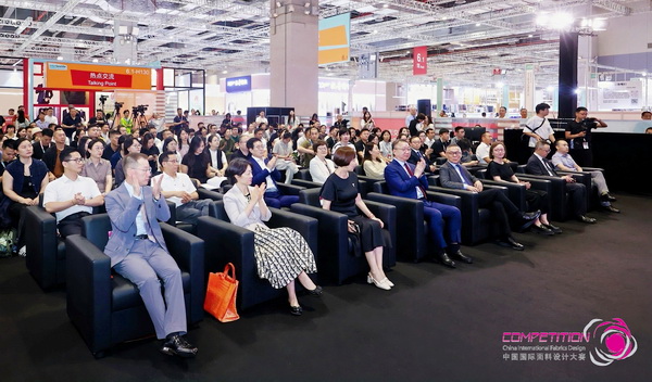 8700余款面料創(chuàng)新面料角逐46項大獎！2025中國國際面料設(shè)計大賽頒獎典禮在滬舉辦