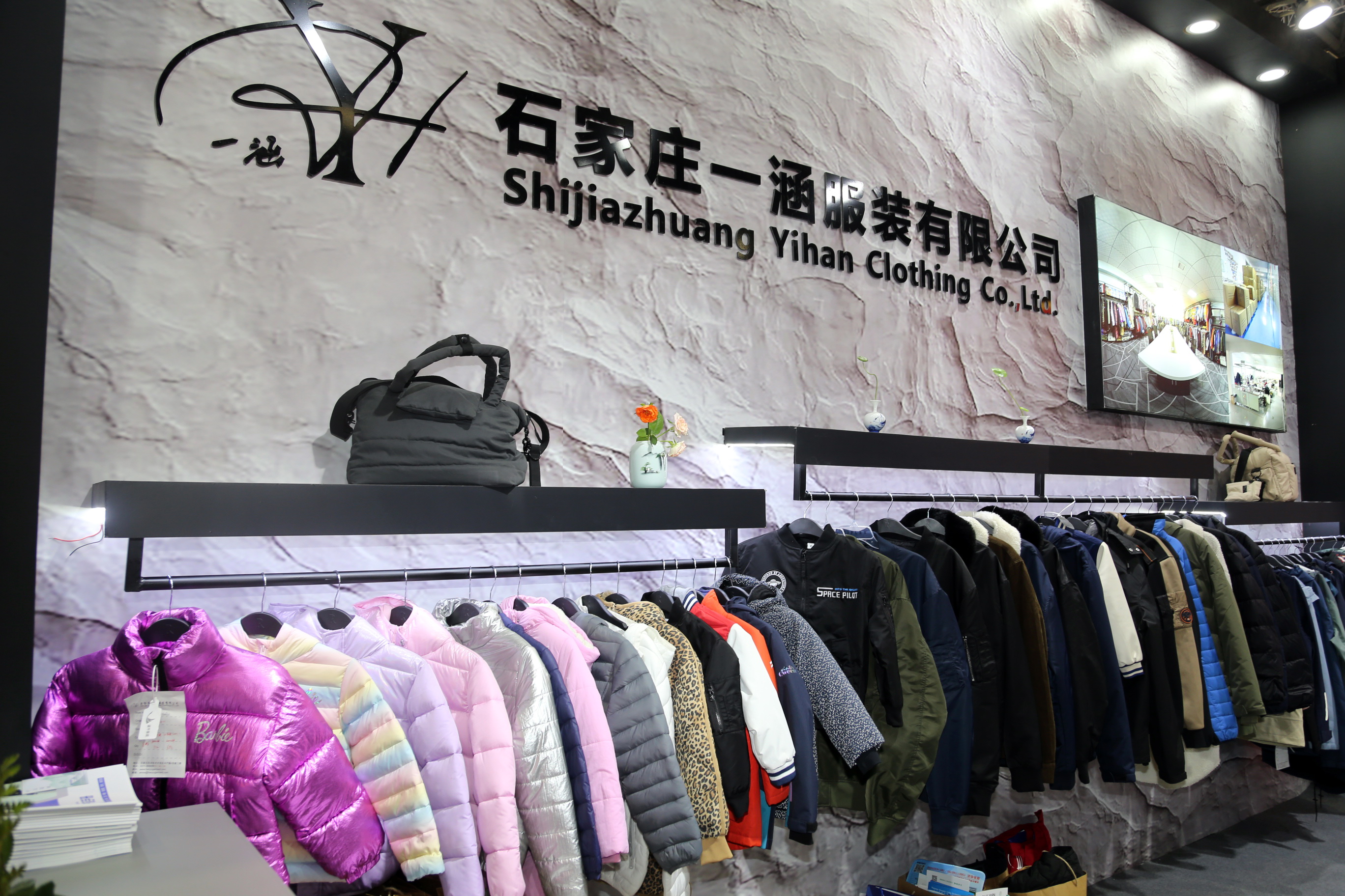 40余家石家莊紡服企業(yè)齊聚滬上，成為中紡聯(lián)秋季聯(lián)展上靚麗的風(fēng)景線