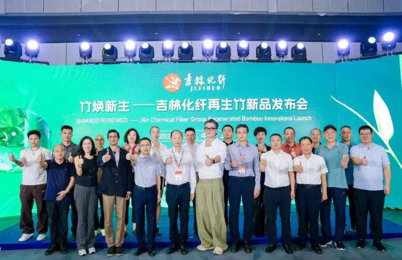 作為一家專(zhuān)注于再生纖維素纖維研發(fā)與生產(chǎn)的企業(yè)，吉林化纖集團(tuán)依托其完整的綠色制造體系和六大核心系統(tǒng)支撐，實(shí)現(xiàn)了年產(chǎn)3萬(wàn)噸Reboocel再生竹纖維的規(guī)?；a(chǎn)。