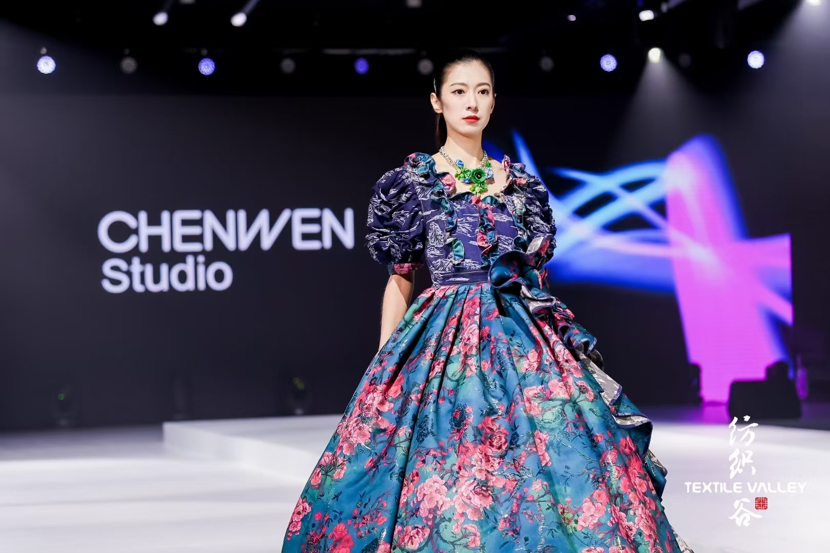 “破繭成蝶”引領(lǐng)全球時(shí)尚新浪潮--2025中國(青島)國際時(shí)裝周璀璨即將啟幕