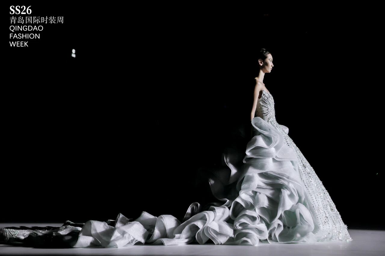 潮涌浮山灣畔 時(shí)尚綺夢啟航--2025中國（青島）國際時(shí)裝周盛大啟幕！