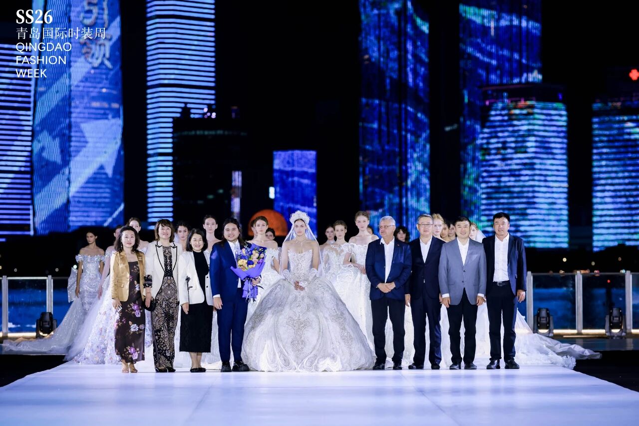 潮涌浮山灣畔 時(shí)尚綺夢啟航--2025中國（青島）國際時(shí)裝周盛大啟幕！