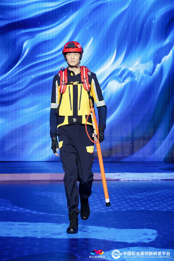 聚焦全民國防教育作訓服與海上功能服，第二屆中國職業(yè)裝創(chuàng)新大會在青島啟幕