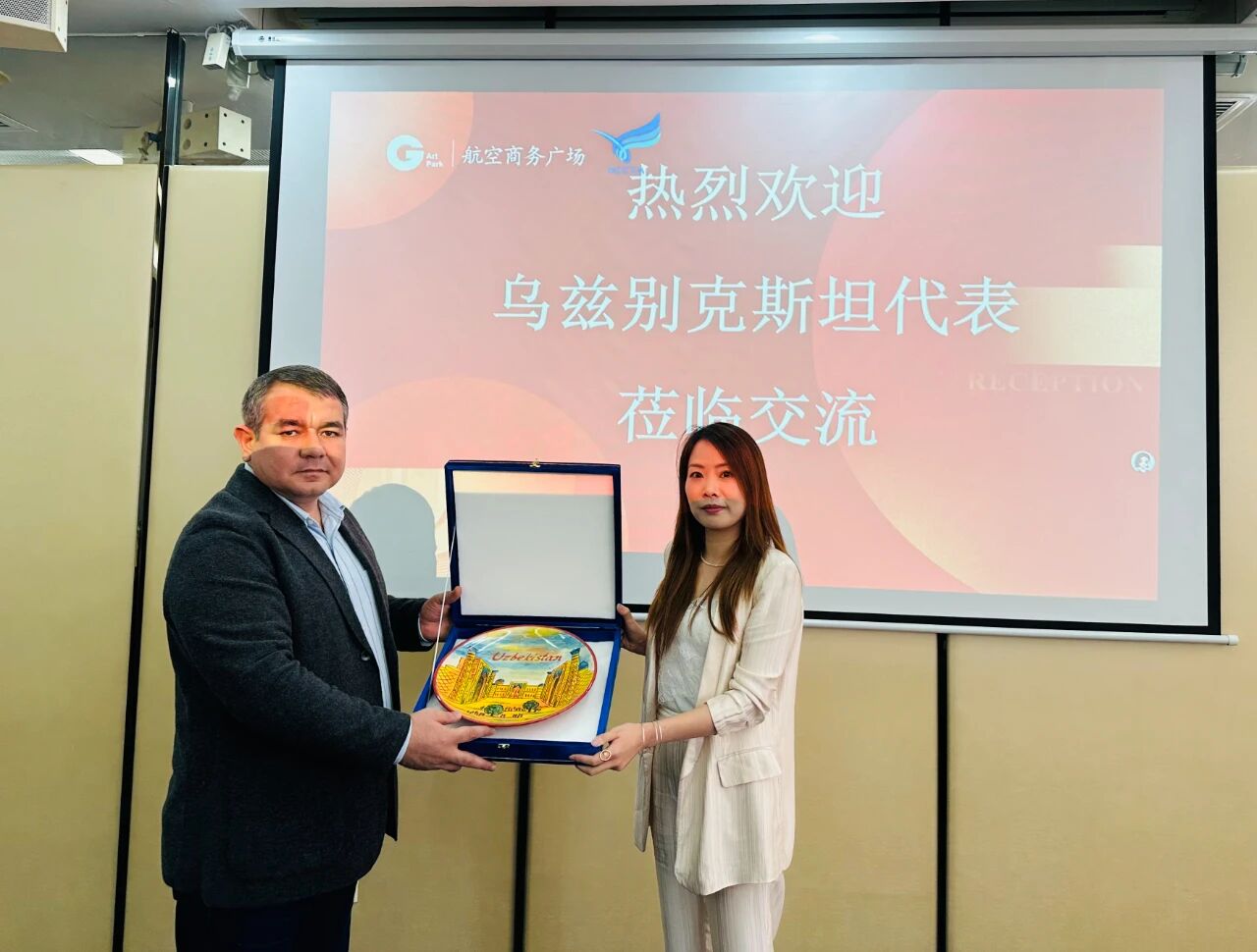 11月1日，烏茲別克斯坦投資、工業(yè)與貿(mào)易部駐華代表處副主任、駐華大使館參贊別克佐德-米爾佐&middot;尼格馬特賈諾夫，烏茲別克斯坦工商會錫爾河州分會主任阿齊茲&middot;曼蘇羅夫，錫爾河州投資、工業(yè)與貿(mào)易局局長馬赫蘇姆&middot;薩利耶夫等一行人專程到訪我會，并參觀廈門時尚消費品（紡織服裝）產(chǎn)業(yè)園&middot;航空園。商會副會長、福建世聯(lián)達公司董事長王世傳，秘書長李以希接待烏方代表團并開展座談交流。 座談中，雙方就廈門與錫爾河州紡織服裝產(chǎn)業(yè)的發(fā)展現(xiàn)狀及趨勢展開深入交流。福建世聯(lián)達、廈門納仕達、當盛新材料、求特新材料、駿利德集團等企業(yè)代表圍繞產(chǎn)業(yè)鏈深度協(xié)作、政策配套支持、當?shù)厝斯こ杀炯瓣P(guān)稅政策等核心議題展開精準對接。烏方代表團誠摯邀請商會組織廈門企業(yè)赴烏茲別克斯坦實地考察，深入了解專項政策，為后續(xù)商貿(mào)合作夯實基礎(chǔ)。 此次互動不僅深化了廈門與錫爾河州在紡織服裝領(lǐng)域的雙向認知，更挖掘出多元合作潛能。雙方將以此次座談為契機，保持常態(tài)化溝通對接，推動廈門企業(yè)&ldquo;走出去&rdquo;，探索產(chǎn)業(yè)合作新模式，助力產(chǎn)業(yè)鏈上下游資源高效整合，共拓中烏產(chǎn)業(yè)發(fā)展新篇章。