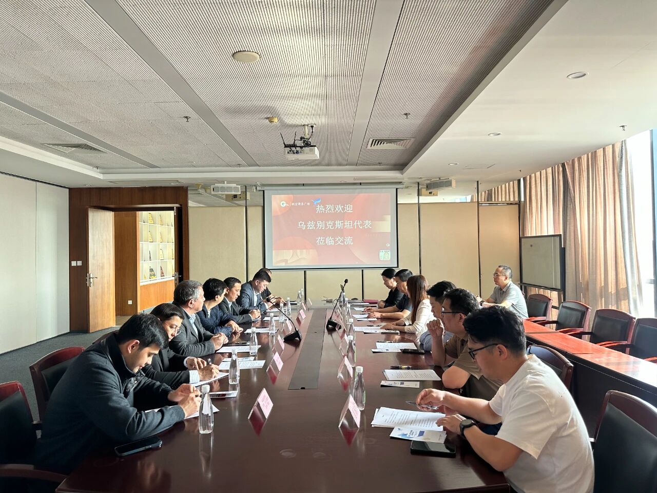 11月1日，烏茲別克斯坦投資、工業(yè)與貿(mào)易部駐華代表處副主任、駐華大使館參贊別克佐德-米爾佐&middot;尼格馬特賈諾夫，烏茲別克斯坦工商會錫爾河州分會主任阿齊茲&middot;曼蘇羅夫，錫爾河州投資、工業(yè)與貿(mào)易局局長馬赫蘇姆&middot;薩利耶夫等一行人專程到訪我會，并參觀廈門時尚消費品（紡織服裝）產(chǎn)業(yè)園&middot;航空園。商會副會長、福建世聯(lián)達公司董事長王世傳，秘書長李以希接待烏方代表團并開展座談交流。 座談中，雙方就廈門與錫爾河州紡織服裝產(chǎn)業(yè)的發(fā)展現(xiàn)狀及趨勢展開深入交流。福建世聯(lián)達、廈門納仕達、當盛新材料、求特新材料、駿利德集團等企業(yè)代表圍繞產(chǎn)業(yè)鏈深度協(xié)作、政策配套支持、當?shù)厝斯こ杀炯瓣P(guān)稅政策等核心議題展開精準對接。烏方代表團誠摯邀請商會組織廈門企業(yè)赴烏茲別克斯坦實地考察，深入了解專項政策，為后續(xù)商貿(mào)合作夯實基礎(chǔ)。 此次互動不僅深化了廈門與錫爾河州在紡織服裝領(lǐng)域的雙向認知，更挖掘出多元合作潛能。雙方將以此次座談為契機，保持常態(tài)化溝通對接，推動廈門企業(yè)&ldquo;走出去&rdquo;，探索產(chǎn)業(yè)合作新模式，助力產(chǎn)業(yè)鏈上下游資源高效整合，共拓中烏產(chǎn)業(yè)發(fā)展新篇章。