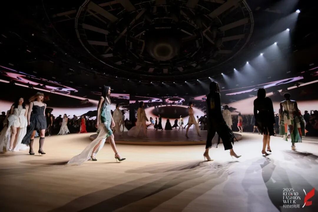 2025柯橋時(shí)尚周（秋季）啟幕！十年織夢(mèng)，時(shí)尚共鳴&ldquo;洄響&rdquo;千年紡都