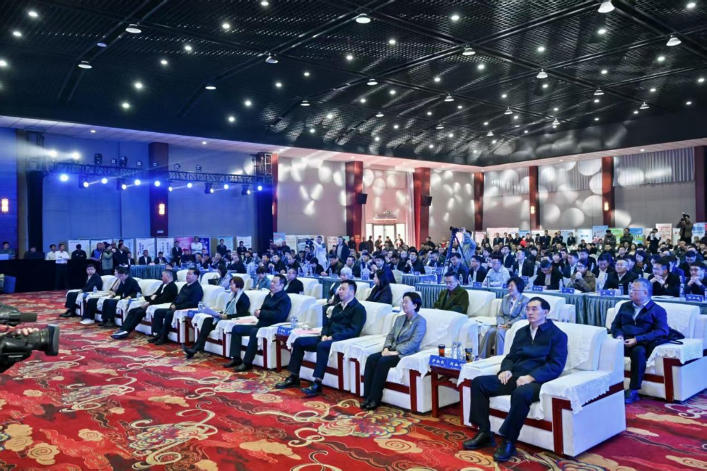 11月4日，山東省紡織服裝產(chǎn)業(yè)鏈&ldquo;AI賦能產(chǎn)業(yè)鏈協(xié)同&rdquo;推進對接活動在夏津隆重舉行?；顒泳o扣黨的二十屆四中全會&ldquo;建設現(xiàn)代化產(chǎn)業(yè)體系，鞏固壯大實體經(jīng)濟根基&rdquo;戰(zhàn)略部署，以&ldquo;AI+金融&rdquo;雙輪驅動為核心路徑，匯聚政企銀校各界力量，共商紡織服裝產(chǎn)業(yè)智能化、協(xié)同化升級大計，為培育產(chǎn)業(yè)新質生產(chǎn)力注入強勁動能。  緊扣國家戰(zhàn)略，  凝聚產(chǎn)業(yè)升級共識  活動開篇，多位領導嘉賓立足國家戰(zhàn)略、行業(yè)發(fā)展與地方實踐，為山東紡織服裝產(chǎn)業(yè)轉型把脈定向，凝聚發(fā)展共識。 山東省政協(xié)副主席、黨組副書記、省紡織服裝產(chǎn)業(yè)鏈鏈長林峰海在致辭中表示，山東是全國重要工業(yè)基地，紡織服裝產(chǎn)業(yè)作為中國紡織服裝產(chǎn)業(yè)核心組成與北方新質生產(chǎn)力重要引擎，在穩(wěn)增長、促消費、惠民生及培育新質生產(chǎn)力方面作用顯著。山東通過產(chǎn)業(yè)鏈&ldquo;鏈長制&rdquo;推進產(chǎn)業(yè)優(yōu)化升級，今年前三季度全省紡織業(yè)、服裝服飾業(yè)工業(yè)增加值同比分別增長4.1%、1.1%，分別高于全國同行業(yè)0.95個、3.5個百分點。德州是我國重要紡織服裝產(chǎn)業(yè)大市，在新型紡織、家紡等領域競爭優(yōu)勢突出。德州高度重視紡織產(chǎn)業(yè)發(fā)展，將輕紡紡織列為全市11條標志性產(chǎn)業(yè)鏈，為全省紡織產(chǎn)業(yè)高質量發(fā)展助力；其中夏津作為全國紗線基地，正通過創(chuàng)新性實施&ldquo;行業(yè)機構+國資平臺+市場主體&rdquo;三方共建模式推動產(chǎn)業(yè)發(fā)展。中國紡織工業(yè)聯(lián)合會副會長閻巖指出，當前&ldquo;十五五&rdquo;時期，紡織服裝業(yè)處于轉型升級關鍵階段，黨的二十屆四中全會為產(chǎn)業(yè)發(fā)展指明方向，行業(yè)需聚焦深耕內(nèi)需市場、優(yōu)化外貿(mào)布局、推進產(chǎn)業(yè)升級三大重點，開創(chuàng)高質量發(fā)展新局面。她提到，產(chǎn)業(yè)集群化是我國紡織行業(yè)核心優(yōu)勢，全國200余個紡織服裝產(chǎn)業(yè)地區(qū)正加速轉型，而德州夏津作為以紡織為支柱產(chǎn)業(yè)的縣部代表，其探索的共建模式和資源整合方式，為縣域紡織產(chǎn)業(yè)轉型升級提供寶貴經(jīng)驗。她希望山東德州夏津紡織產(chǎn)業(yè)把握戰(zhàn)略機遇，精準定位、主動作為，以新型紡紗產(chǎn)業(yè)大腦為支撐，推動人工智能與紡織融合，形成全產(chǎn)業(yè)鏈高效協(xié)同發(fā)展新局面，在產(chǎn)業(yè)高質量發(fā)展道路上奮勇前行。 德州市政協(xié)主席卜祥聯(lián)在致辭中指出，人口590萬，2024年GDP突破4000億元，是全國百強市及山東省唯一達到經(jīng)濟系統(tǒng)規(guī)劃的城市。德州始終將紡織服裝產(chǎn)業(yè)作為重點培育領域，2024年產(chǎn)業(yè)規(guī)模超240億元，擁有200余家規(guī)上企業(yè)、華源生態(tài)等龍頭企業(yè)，形成兩大省級特色產(chǎn)品，還共建現(xiàn)代紡織產(chǎn)業(yè)園、紡織產(chǎn)業(yè)互聯(lián)網(wǎng)平臺，并成立產(chǎn)業(yè)學院培養(yǎng)專業(yè)人才。推動紡織服裝產(chǎn)業(yè)鏈升級，需借助AI賦能生產(chǎn)全流程，突破專用算法與裝備瓶頸，同時依托金融數(shù)據(jù)智能分析匹配企業(yè)需求，落實&ldquo;鏈長制&rdquo;補鏈延鏈強鏈，助力行業(yè)從&ldquo;被動接單&rdquo;向&ldquo;需求創(chuàng)造&rdquo;轉型，培育新質生產(chǎn)力。  破解產(chǎn)業(yè)痛點，  構建協(xié)同新生態(tài)  活動通過兩大簽約儀式與一項啟動儀式，落地一批標志性合作成果，為紡織服裝產(chǎn)業(yè)高質量發(fā)展筑牢根基。為破解紡織產(chǎn)業(yè)&ldquo;信息孤島、要素配置效率低、市場議價權低&rdquo;等痛點，夏津縣財金投資發(fā)展集團有限公司聯(lián)合廣東紗纖億信息科技股份有限公司、中國紡織建設規(guī)劃院，攜手夏津仁和紡織科技有限公司、山東鴻泰鼎新材料科技有限公司等7家本地骨干企業(yè)，簽訂&ldquo;山東新型紡織（紗纖）產(chǎn)業(yè)大腦上線項目&rdquo;協(xié)議。該項目將整合山東紡織企業(yè)數(shù)據(jù)資源，構建紡織服裝產(chǎn)業(yè)智慧供應鏈服務體系，打造&ldquo;山東紡織服裝產(chǎn)業(yè)大腦&rdquo;，預計可實現(xiàn)企業(yè)降本增效、資源優(yōu)化配置的雙重目標。圍繞黨的二十屆四中全會&ldquo;金融服務實體經(jīng)濟&rdquo;的根本宗旨，工商銀行德州分行、建設銀行德州分行、德州銀行等6家金融機構，分別與德州華源生態(tài)科技有限公司、夏津至謙紡織科技有限公司等6家紡織企業(yè)簽訂金融支持合作協(xié)議。此次簽約聚焦技術研發(fā)資金保障、市場拓展資本助力，推動金融與輕工紡織產(chǎn)業(yè)深度融合，為傳統(tǒng)產(chǎn)業(yè)升級與創(chuàng)新項目落地搭建資金橋梁。林峰海、閻巖、張慶輝、卜祥聯(lián)、王曉、陳海明、管曉艷、沙淑紅、劉如偉、趙之達等領導共同啟動&ldquo;山東新型紡織（紗纖）產(chǎn)業(yè)大腦暨年產(chǎn)5萬噸鴻泰鼎萊賽爾二期投產(chǎn)項目&rdquo;。其中，&ldquo;山東新型紡織（紗纖）產(chǎn)業(yè)大腦&rdquo;已納入山東省工信廳建設試點，將按照&ldquo;四個一&rdquo;（一個算力調(diào)度平臺、一個數(shù)據(jù)匯聚平臺、一個算法開發(fā)平臺、一個服務開放平臺）總體構架，完善&ldquo;四集&rdquo;（招、集采、集銷、集貸）應用場景，打造全國紡織數(shù)字交易集聚地；鴻泰鼎萊賽爾二期項目投產(chǎn)后，企業(yè)總產(chǎn)能將躍居全國第二，單線產(chǎn)能全國第一，助力夏津打造&ldquo;中國綠色紡織新材料產(chǎn)業(yè)基地&rdquo;。據(jù)悉，鴻泰鼎主營的萊賽爾纖維廣泛應用于服裝、家紡等領域，其與青島百草股份聯(lián)合開發(fā)的&ldquo;生物功能性萊賽爾纖維&rdquo;已獲&ldquo;省長杯&rdquo;銅獎，并應用于愛慕內(nèi)衣等知名品牌。  經(jīng)驗互鑒，  探索升級新路徑  與會專家、地市代表與企業(yè)家圍繞&ldquo;AI賦能&rdquo;&ldquo;集群發(fā)展&rdquo;&ldquo;數(shù)字化轉型&rdquo;等核心議題，開展深度交流，為產(chǎn)業(yè)升級提供多元思路。中國紡織建設規(guī)劃院院長張慶輝以《AI賦能、生態(tài)共建-開啟夏津紡織服裝高質量發(fā)展新篇章》為題作專題講座，系統(tǒng)解析AI技術在紡織產(chǎn)業(yè)生產(chǎn)、供應鏈、市場端的應用路徑，提出生態(tài)共建的產(chǎn)業(yè)升級模式。他強調(diào)，擁抱AI是產(chǎn)業(yè)轉型的必答題。目前行業(yè)AI應用呈現(xiàn)&ldquo;消費端強、生產(chǎn)端弱&rdquo;的特點，Zara、亞馬遜及國內(nèi)電商平臺已在設計、選品等消費端廣泛應用AI，但生產(chǎn)與供應鏈端仍處于起步階段，山東可借鑒浙江、江蘇、福建等省份的先進經(jīng)驗。他提到，從2023年底開始，中國紡織建設規(guī)劃院與夏津達成深度戰(zhàn)略合作，以夏津現(xiàn)代產(chǎn)業(yè)園建設為核心，圍繞夏津構建現(xiàn)代紡織產(chǎn)業(yè)體系這一目標，確立了數(shù)字化、智能化、時尚化的發(fā)展路徑。為了確保戰(zhàn)略規(guī)劃的落地實施，在構建政產(chǎn)學研用平臺的同時，引入紗纖億工業(yè)互聯(lián)網(wǎng)平臺，與夏津縣三方共建，投資建立了紗纖億（山東）工業(yè)互聯(lián)網(wǎng)平臺，在深挖夏津紗線價值的基礎上，打通產(chǎn)業(yè)上下游，推進產(chǎn)業(yè)鏈生態(tài)協(xié)同，助力夏津紡織產(chǎn)業(yè)高質量發(fā)展。德州市副市長、市輕工紡織產(chǎn)業(yè)鏈鏈長陳海明在推介德州市紡織服裝產(chǎn)業(yè)時表示，德州近年借先進制造業(yè)強市、數(shù)字強市戰(zhàn)略，推動紡織產(chǎn)業(yè)研發(fā)創(chuàng)新與設備更新，今年1-8月規(guī)上企業(yè)銷售收入132億元，紗線產(chǎn)能600萬噸（占全省1%），是全國最大差別化紡線生產(chǎn)基地，擁有多項產(chǎn)業(yè)榮譽，形成全產(chǎn)業(yè)鏈。德州通過三舉措推動產(chǎn)業(yè)發(fā)展：一是技改賦能，近三年實施36個技改項目，關鍵設備更新率超70%，夏津縣等獲多項數(shù)字化榮譽，華源生態(tài)改造后生產(chǎn)效率提升三成；二是科技創(chuàng)新，深化校企合作，制定12項標準，培育隱形冠軍企業(yè)；三是開放合作，舉辦峰會、組團出海，今年前3季度紡織服裝出口47.3億元，同比增46.1%。&ldquo;十五五&rdquo;期間，德州將以產(chǎn)業(yè)集聚為導向，打造兩大核心產(chǎn)業(yè)集群，加大科技投入，優(yōu)化產(chǎn)業(yè)生態(tài)，期待與企業(yè)家深化合作，推動產(chǎn)業(yè)高質量發(fā)展。夏津縣委副書記、縣長趙之達以《激活鏈式協(xié)同新動能帶動紡織集群新躍升》為主題，介紹了夏津培育紡織產(chǎn)業(yè)集群的實踐經(jīng)驗。他表示，夏邑紡織服裝產(chǎn)業(yè)規(guī)模突出，有246家企業(yè)、300萬錠紡紗規(guī)模（占山東1/10），獲多項產(chǎn)業(yè)榮譽。近年通過四舉措推動產(chǎn)業(yè)升級：一是建協(xié)同生態(tài)，聯(lián)多方共建產(chǎn)業(yè)園、政產(chǎn)學研用平臺；二是打造產(chǎn)業(yè)大腦，建紡織產(chǎn)業(yè)平臺，聯(lián)動多地資源；三是深化升級，開展企業(yè)改造，探索綠色低碳發(fā)展；四是創(chuàng)新產(chǎn)品供給，以市場為導向實現(xiàn)柔性生產(chǎn)。未來，夏邑將按&ldquo;一園區(qū)一平臺兩基地&rdquo;戰(zhàn)略，構建500億級產(chǎn)業(yè)集群，為先進制造業(yè)強省建設發(fā)力。威海市工業(yè)和信息化局副局長劉海燕圍繞&ldquo;工裝小切口推動紡織服裝產(chǎn)業(yè)大轉型&rdquo;，系統(tǒng)介紹了威海市以工裝領域為突破點、帶動產(chǎn)業(yè)整體升級的創(chuàng)新探索。作為紡織服裝產(chǎn)業(yè)的重要細分領域，工裝憑借應用場景明確、需求相對穩(wěn)定、產(chǎn)業(yè)鏈帶動性強的特點，成為威海撬動產(chǎn)業(yè)轉型的關鍵抓手。在市級層面推進工裝領域品質提升過程中，威海市聚焦協(xié)同、創(chuàng)新、綠色三大核心，重點從三方面發(fā)力：進一步搭建多元化產(chǎn)業(yè)服務平臺、優(yōu)化產(chǎn)業(yè)發(fā)展生態(tài)；出臺專項扶持政策，推動AI、大數(shù)據(jù)等數(shù)字技術在工裝產(chǎn)業(yè)的普及應用；加快區(qū)域工裝品牌整合與培育，探索工裝與職業(yè)健康、智能穿戴等領域融合發(fā)展的新模式，以工裝產(chǎn)業(yè)的高質量發(fā)展，為威海市紡織服裝產(chǎn)業(yè)轉型升級注入持久動力。此外，青島市即墨區(qū)工業(yè)和信息化局、棗莊市紡織服裝協(xié)會、濰坊昌邑市工業(yè)和信息化局的相關負責人分別推介了本地針織集群、童裝集群、中國針織服裝集群及紡織產(chǎn)業(yè)集群的創(chuàng)新探索實踐，展現(xiàn)了山東紡織產(chǎn)業(yè)&ldquo;各有特色、協(xié)同發(fā)展&rdquo;的集群格局。  樣板引路，  強化支撐保障  在企業(yè)經(jīng)驗分享環(huán)節(jié)，多家優(yōu)秀企業(yè)和金融機構分享了數(shù)字化轉型實戰(zhàn)經(jīng)驗及專屬服務方案，既為行業(yè)提供可復制的&ldquo;轉型樣板&rdquo;，也為產(chǎn)業(yè)升級注入精準金融&ldquo;活水&rdquo;。迪尚集團供應鏈管理中心總經(jīng)理吳利平以《夯實數(shù)字基座智領工裝未來》為題，分享了企業(yè)數(shù)字化轉型經(jīng)驗。她表示，面對數(shù)字化浪潮，迪尚集團從服裝制造向科技賦能轉型，用科技重塑工裝、為勞動者賦能，踐行傳統(tǒng)行業(yè)新質生產(chǎn)力。集團搭建了PLM、MES、ERP等全流程系統(tǒng)，投資超1億元打造數(shù)字孿生平臺，以數(shù)據(jù)支撐AI應用。AI可精準預測市場、提升設計研發(fā)效率，生產(chǎn)端視覺檢測準確率達99.5%，凱云工廠改造后效率提升10%-15%。今年迪尚集團啟動相關項目，參與成立開源創(chuàng)新平臺，未來將推動外貿(mào)標準轉化，開放資源攜手會員企業(yè)提升全球競爭力。紗纖億信息科技（山東）有限公司總經(jīng)理井曉妮圍繞《產(chǎn)業(yè)數(shù)字化政策建設紡織現(xiàn)代化體系》主題，系統(tǒng)介紹了公司以產(chǎn)業(yè)互聯(lián)網(wǎng)平臺為載體、推動紡織服裝產(chǎn)業(yè)數(shù)字化轉型的實踐路徑與成果。紗纖億信息科技（山東）有限公司以紡織服裝全產(chǎn)業(yè)鏈協(xié)同發(fā)展戰(zhàn)略為核心，共建山東新型紡織（紗纖）產(chǎn)業(yè)大腦。平臺上線近一年，交易額達3.3億元，服務企業(yè)100余家，為企業(yè)降本200元/噸、縮短庫存周期10天，還拓展了國際市場。公司借AI、大數(shù)據(jù)優(yōu)化生產(chǎn)，提供信用評級、人才庫服務。未來將按規(guī)劃推進項目，攜手伙伴助力紡織產(chǎn)業(yè)高質量發(fā)展。德州華源生態(tài)科技有限公司信息主管李德凱在作企業(yè)新產(chǎn)品時，介紹了公司數(shù)字化改造具體做法和產(chǎn)品定價采用差異化策略。公司涉及新風相關業(yè)務，并有業(yè)務場景落地于機場；企業(yè)關注產(chǎn)業(yè)生產(chǎn)環(huán)節(jié)，會將相關數(shù)據(jù)送至數(shù)據(jù)中心，同時關注生產(chǎn)中系統(tǒng)配置問題，如6級系統(tǒng)搭配1600配置即可滿足需求。會上，中國民生銀行濟南分行、工商銀行德州分行、建設銀行德州分行等8家金融機構與單位，分別推介紡織服裝產(chǎn)業(yè)鏈特色金融產(chǎn)品，為本地紡織服裝企業(yè)構建起覆蓋融資、擔保、出口、風險保障的全方位金融支持體系。此次推進對接活動的成功舉辦，不僅搭建了政企銀校協(xié)同合作的高端平臺，更落地了一批破解產(chǎn)業(yè)痛點、激活發(fā)展動能的關鍵項目。未來，山東紡織服裝產(chǎn)業(yè)將以此次活動為契機，持續(xù)深化&ldquo;AI+金融&rdquo;雙輪驅動，強化產(chǎn)業(yè)鏈協(xié)同，加快數(shù)智化、綠色化、品牌化轉型；夏津縣將繼續(xù)優(yōu)化&ldquo;政府創(chuàng)造環(huán)境、企業(yè)創(chuàng)造財富&rdquo;的營商環(huán)境，誠摯邀請各界企業(yè)家投資興業(yè)，共同推動山東紡織服裝產(chǎn)業(yè)在建設現(xiàn)代化產(chǎn)業(yè)體系中貢獻更大力量。