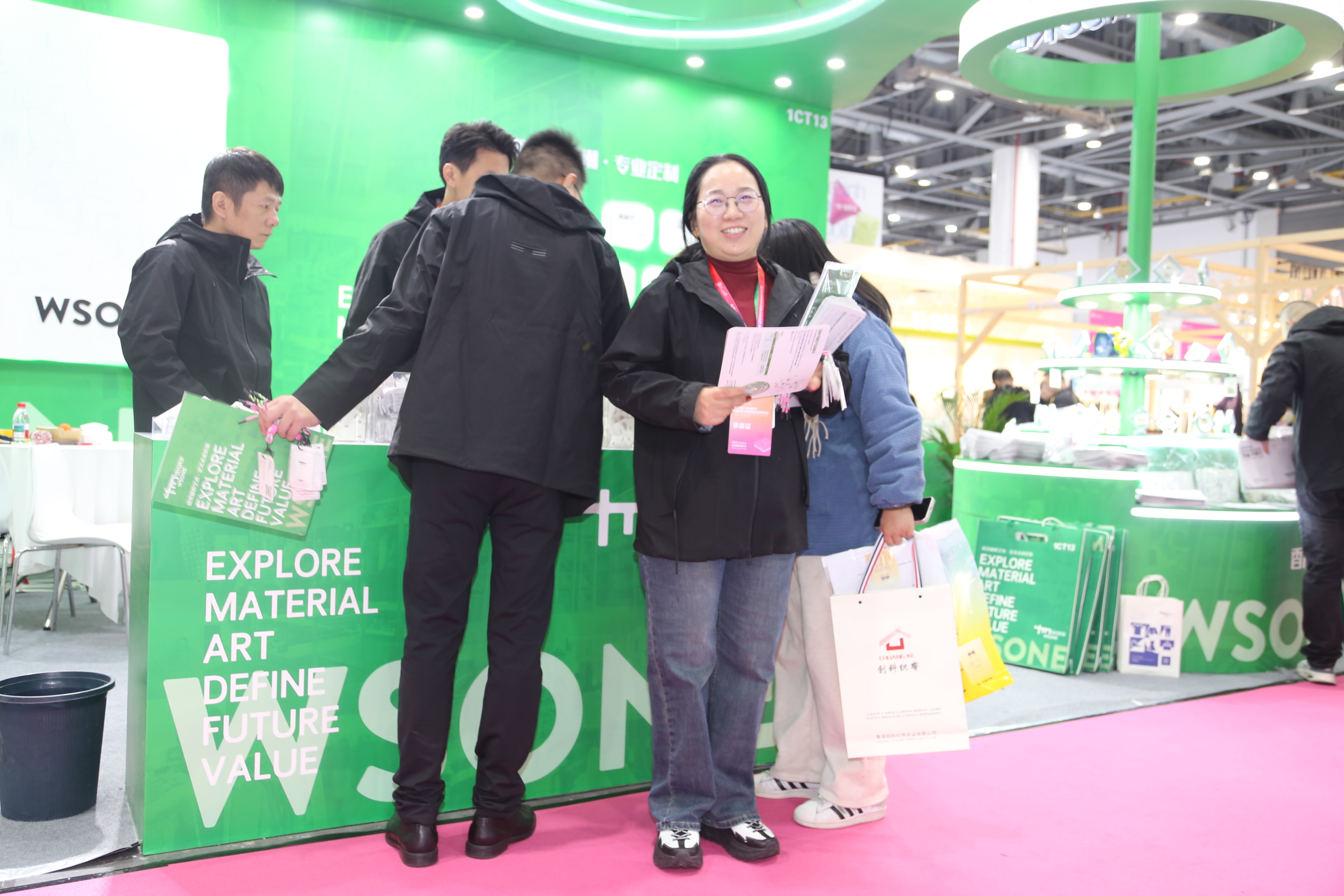 首日盛況，僅是華章序曲。超35000+專業(yè)觀眾的信任與選擇，為本屆博覽會(huì)寫下了輝煌的開(kāi)篇。2025第35屆中國(guó)（杭州）國(guó)際紡織服裝供應(yīng)鏈博覽會(huì)將繼續(xù)以開(kāi)放的姿態(tài)、專業(yè)的服務(wù)，與全球紡織服裝同仁一道，于變局中開(kāi)新局，于合作中贏未來(lái)。12月5-6日，更多精彩持續(xù)上演！我們期待在杭州國(guó)際博覽中心，與您繼續(xù)相約，共譜行業(yè)發(fā)展新篇章！