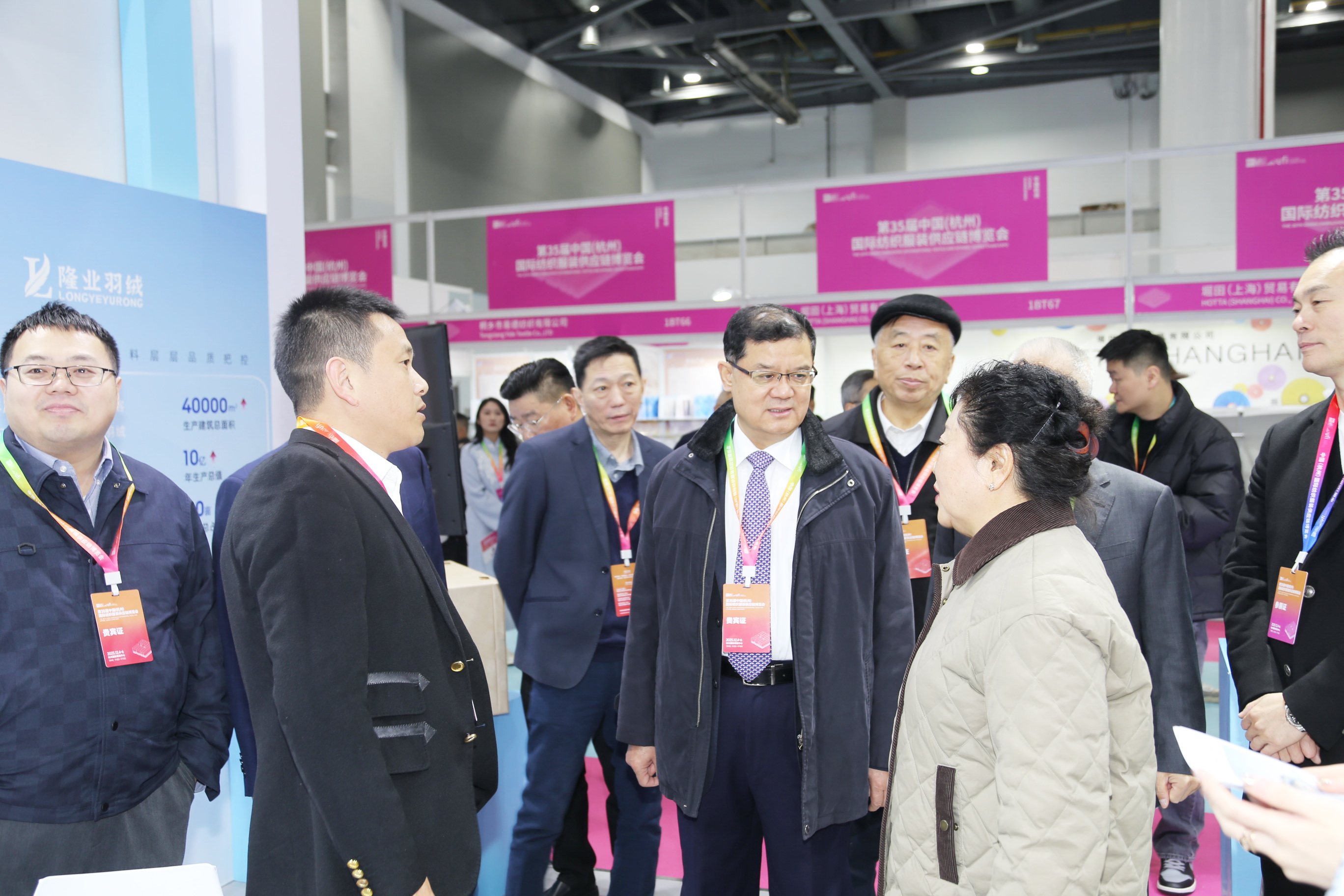 首日盛況，僅是華章序曲。超35000+專業(yè)觀眾的信任與選擇，為本屆博覽會(huì)寫下了輝煌的開(kāi)篇。2025第35屆中國(guó)（杭州）國(guó)際紡織服裝供應(yīng)鏈博覽會(huì)將繼續(xù)以開(kāi)放的姿態(tài)、專業(yè)的服務(wù)，與全球紡織服裝同仁一道，于變局中開(kāi)新局，于合作中贏未來(lái)。12月5-6日，更多精彩持續(xù)上演！我們期待在杭州國(guó)際博覽中心，與您繼續(xù)相約，共譜行業(yè)發(fā)展新篇章！