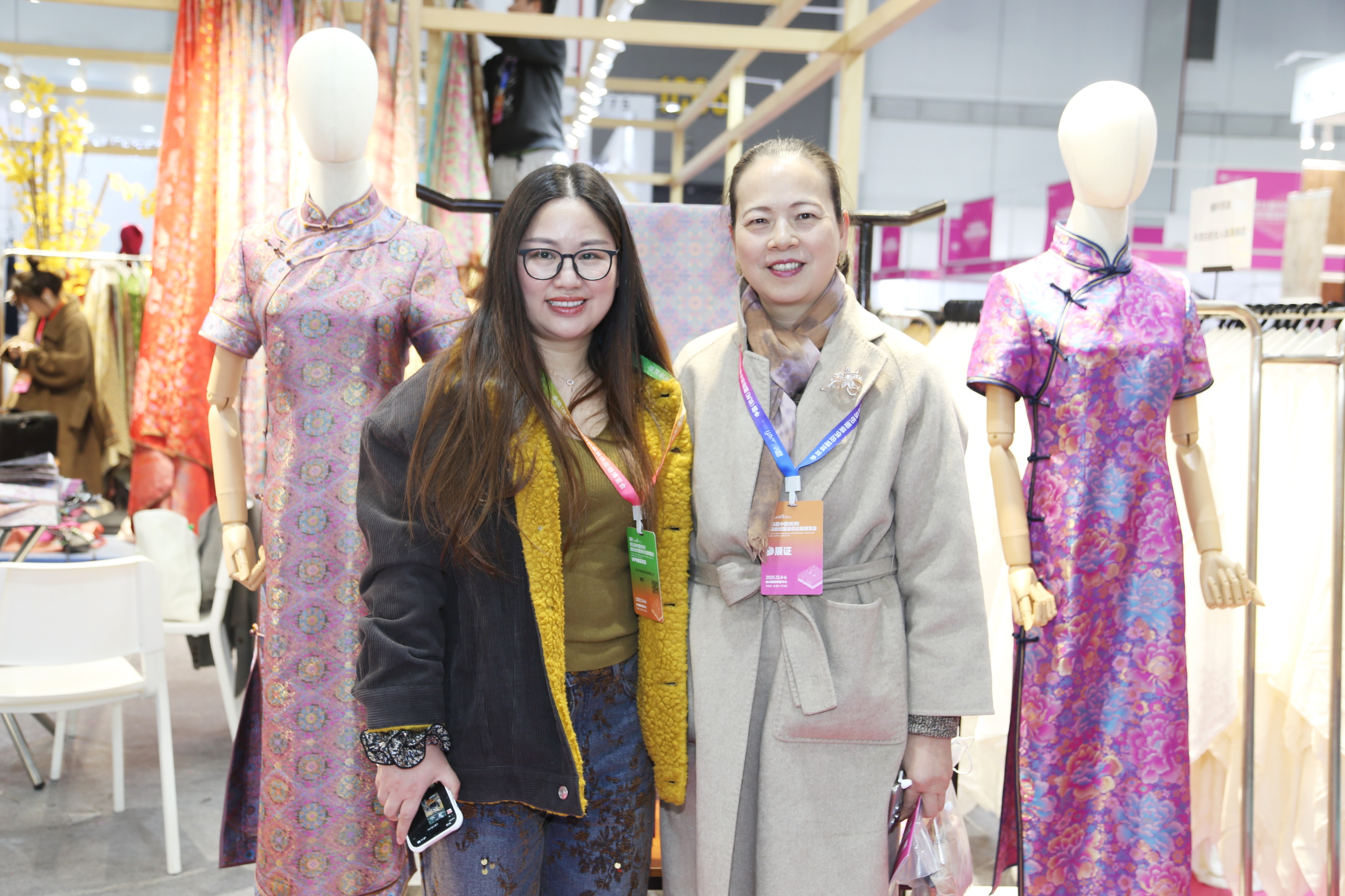 首日盛況，僅是華章序曲。超35000+專業(yè)觀眾的信任與選擇，為本屆博覽會(huì)寫下了輝煌的開(kāi)篇。2025第35屆中國(guó)（杭州）國(guó)際紡織服裝供應(yīng)鏈博覽會(huì)將繼續(xù)以開(kāi)放的姿態(tài)、專業(yè)的服務(wù)，與全球紡織服裝同仁一道，于變局中開(kāi)新局，于合作中贏未來(lái)。12月5-6日，更多精彩持續(xù)上演！我們期待在杭州國(guó)際博覽中心，與您繼續(xù)相約，共譜行業(yè)發(fā)展新篇章！