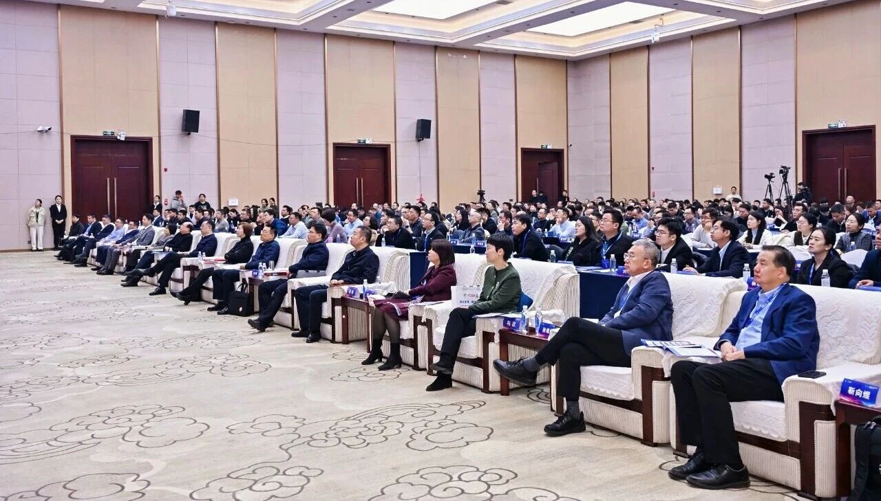 鏈合東西&middot;融創(chuàng)未來，2025紡織服裝產(chǎn)業(yè)園區(qū)供應(yīng)鏈高質(zhì)量發(fā)展大會在阿拉爾隆重召開