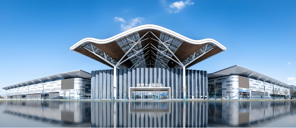 錢塘潮涌，時尚新生。2026杭州國際紡織服裝服飾博覽會，于&ldquo;中國女裝之都&rdquo;與&ldquo;全球電商之都&rdquo;的雙重賦能下，盛大啟幕。    這里，是時尚美學(xué)的產(chǎn)業(yè)沃土。杭州坐擁1,200余個自主品牌與2,300多家女裝企業(yè)，在全國一類商場的品牌占有率高達(dá)60%。  以江南布衣、伊芙麗等為代表的領(lǐng)軍品牌，構(gòu)筑起從設(shè)計到制造的全品類矩陣。    這里，是數(shù)字貿(mào)易的活力引擎。作為數(shù)字經(jīng)濟(jì)高地，杭州匯聚超10萬家服裝相關(guān)企業(yè)。  500多家跨境電商企業(yè)年交易額達(dá)1,740億元，78%的直播電商滲透率更讓這里成為流量與變現(xiàn)的中心。  聯(lián)動全省打造的 &ldquo;一小時&rdquo;供應(yīng)鏈生態(tài)圈，依托智能工廠可實現(xiàn) &ldquo;24小時極速返單&rdquo; 。  海量外貿(mào)企業(yè)借力 &ldquo;一帶一路&rdquo; ，推動出口年均增長8%，形成從研發(fā)到出海的全鏈條閉環(huán)。    本屆博覽會以 &ldquo;時尚賦能 &bull; 數(shù)智共生&rdquo; 為核心理念，匯聚全球產(chǎn)業(yè)優(yōu)質(zhì)資源。這不僅是杭州女裝美學(xué)與電商生態(tài)的集中展示，  更是浙江智造實力與外貿(mào)活力的全景窗口。    誠邀全球業(yè)界同仁共赴10月金秋之約，于錢塘江畔，共織產(chǎn)業(yè)新圖景，共享時代新機(jī)遇！  核心亮點：    一站式采購平臺： 覆蓋紗線、面料輔料、針織毛衫、服裝服飾全產(chǎn)業(yè)鏈。    數(shù)字化賦能： 展示智能設(shè)計、柔性制造、跨境電商、直播電商等全鏈條解決方案。    趨勢引領(lǐng)： 發(fā)布2027春夏色彩、面料及成衣趨勢，設(shè)立&ldquo;可持續(xù)時尚&rdquo;專題展區(qū)。    精準(zhǔn)對接： 依托杭州服裝品牌優(yōu)勢，電商與網(wǎng)紅經(jīng)濟(jì)優(yōu)勢，組織品牌商、制造商、電商平臺、網(wǎng)紅主播等多方精準(zhǔn)匹配。