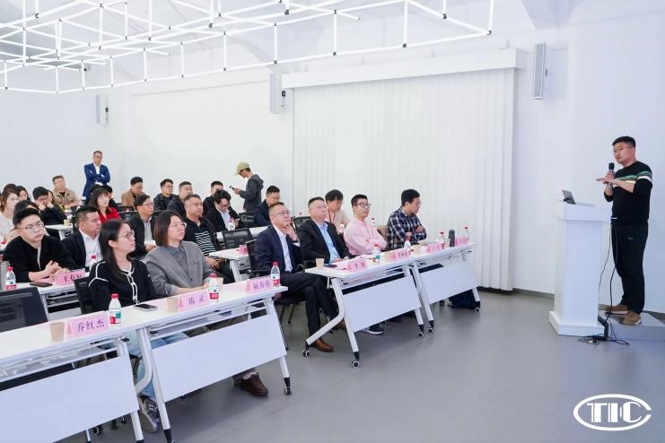 破解數(shù)字化管理難題！紡織數(shù)智轉(zhuǎn)型研討會在柯橋舉辦