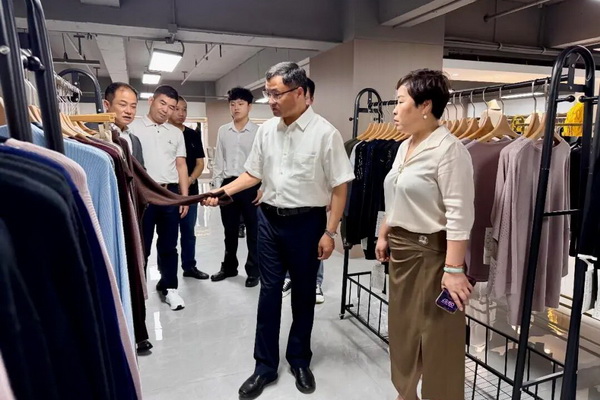 中國(guó)紡織品進(jìn)出口商會(huì)曹甲昌會(huì)長(zhǎng)出席廣交會(huì)相關(guān)活動(dòng)并調(diào)研企業(yè)